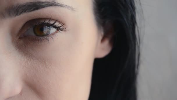 Primer Plano Half Face Woman Abre Hermoso Ojo Hermosa Chica — Vídeos de Stock