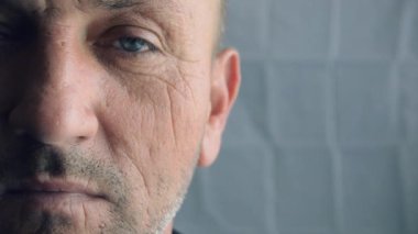 Çok olgun orta yaşlı bir adamın portresi. Güzel mavi gözlerini açıyor ve doğrudan kameraya bakıyor.