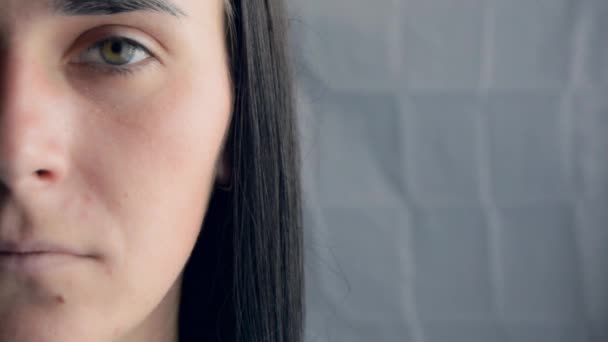 Κοντινό Πλάνο Μισό Πρόσωπο Καυκάσιου Νεαρού Ενήλικου Κοριτσιού Που Ανοίγει — Αρχείο Βίντεο