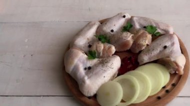 Şef, ahşap tahtaya tavuk parçaları koyar.