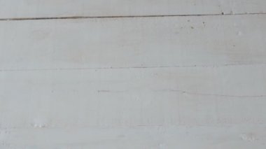 Şefin elleri beyaz ahşap bir masada tavuk kanadı pişirmeye hazır.