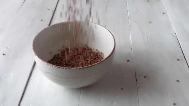 Niegotowane Nasiona Gryki Wpadające Miski Aby Zdrowy Posiłek Dietetyczny Gotowanie — Wideo stockowe