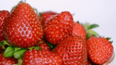 Dönüşümlü lezzetli, olgun kırmızı çilekler. Su damlaları. Bahar ve yaz yemekleri. Sağlıklı yemek.