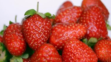 Dönüşümlü lezzetli, olgun kırmızı çilekler. Su damlaları. Bahar ve yaz yemekleri. Sağlıklı yemek.