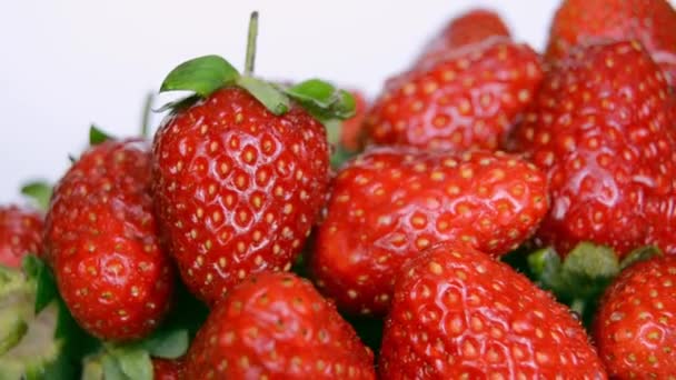 Heerlijke Grote Rijpe Rode Aardbeien Rotatie Waterdruppels Lente Zomer Voedsel — Stockvideo
