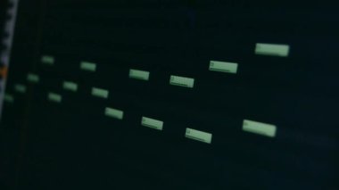 Modern Müzik Kayıt. Evde yazılımla ses oluşturuluyor. Ekranda müzik oluşturma programı