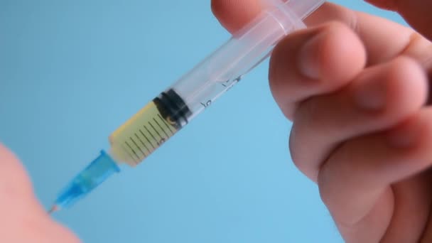 Jeringa Con Vacuna Contra Coronavirus Antibiótico Mano Cierre Para Inyectar — Vídeo de stock
