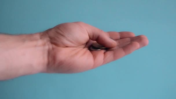 Close Mão Masculina Detém Moedas Ucranianas Fundo Azul — Vídeo de Stock
