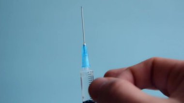 Doktor şırıngayı şırıngaya vurarak önceden doldurulmuş şırıngayı hazırlar ve şırıngadan birkaç damla atar..