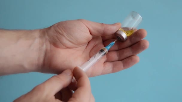Médico Preenche Seringa Com Medicamento Frasco Para Injetáveis Vidro Close — Vídeo de Stock