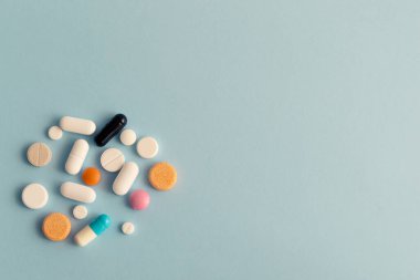 Mavi arka planda haplar. Eczane, farmakoloji, fotokopi alanı olan tıp geçmişi.