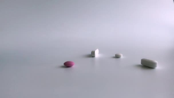 Detailní Záběr Různých Pilulek Padajících Šedé Pozadí Léková Farmaceutická Závislost — Stock video