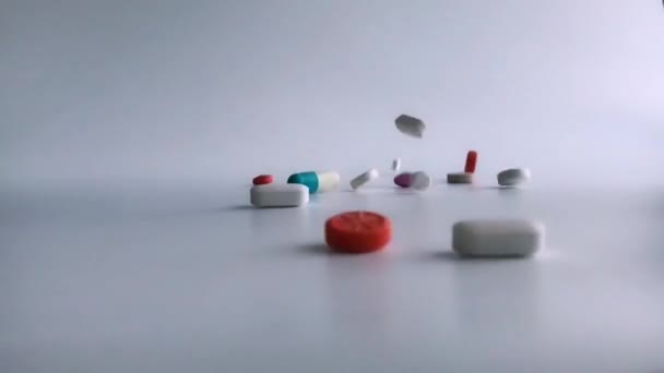 Diferentes Tipos Pílulas Caindo Fundo Branco Câmera Lenta Comprimidos Multicoloridos — Vídeo de Stock