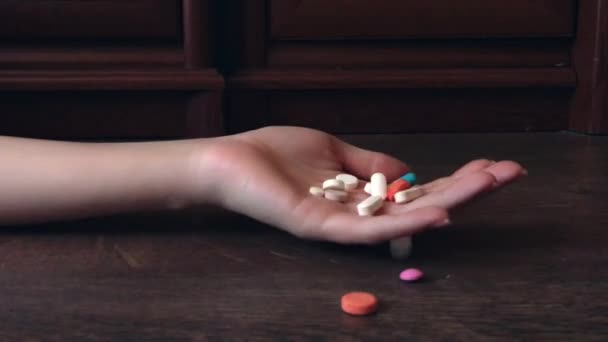 Mão Cai Tomar Comprimidos Tomar Uma Overdose Cometer Suicídio Conceito — Vídeo de Stock