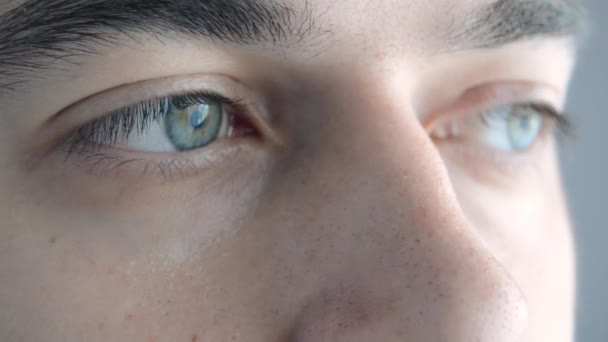 Закройте Лицо Человека Привлекательный Мальчик Красивыми Голубыми Глазами Молодой Белый — стоковое видео