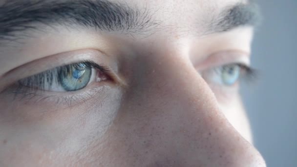 Primer Plano Cara Del Hombre Muchacho Atractivo Con Hermosos Ojos — Vídeos de Stock