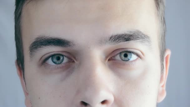 Закройте Лицо Человека Привлекательный Мальчик Открывает Свои Прекрасные Голубые Глаза — стоковое видео