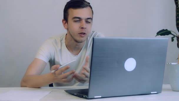 Kızgın Genç Adamı Internette Video Konferansında Konuşuyor Çerideki Dizüstü Bilgisayarda — Stok video