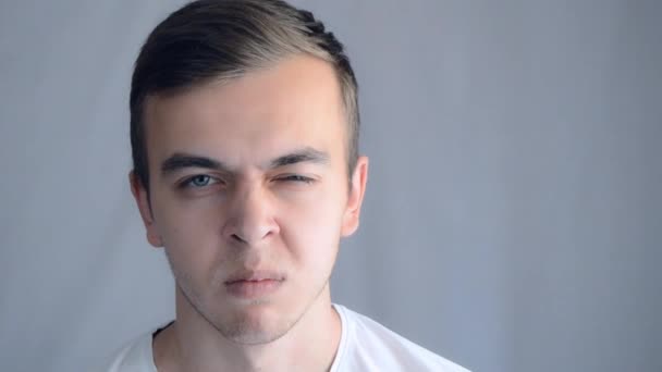 Duygusal Sinirli Erkek Portresi Kızgın Bir Gencin Portresi Yüz Ifadeleri — Stok video