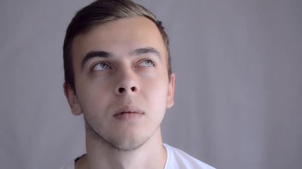 Молодой Задумчивый Парень Думает Отворачивается Портрет Человека Выражением Лица — стоковое видео