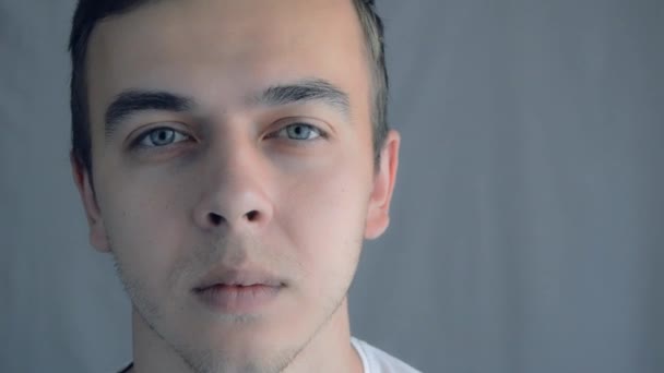 Крупным Планом Портрет Молодого Красивого Европейца Голубыми Глазами Стоящего Смотрящего — стоковое видео