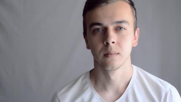 Közelkép Portré Fiatal Jóképű Európai Megjelenésű Férfi Kék Szemekkel Áll — Stock videók
