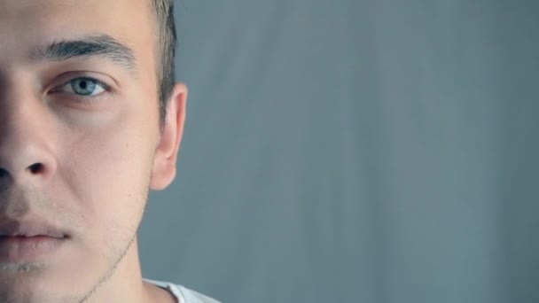 Genç Adamın Yüzünün Yarısı Mesajlaşmak Için Boş Yere Kameraya Bakarken — Stok video