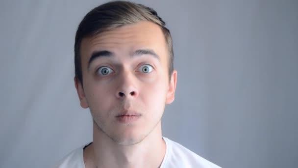 Überraschter Mann Blickt Die Kamera Schöner Typ Mit Wow Gesichtsausdruck — Stockvideo