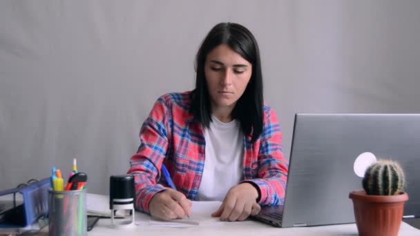 Joven Mujer Bastante Emprendedora Trabajando Ordenador Portátil Escribir Notas Cuaderno — Vídeos de Stock