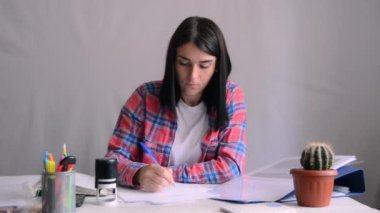 Stresli genç iş kadını gergin hissediyor, evrak işleriyle uğraşıyor. Depresyonda olan amployee gözyaşı döker ve kağıt dökümanlar atar. Son teslim tarihi kavramı.