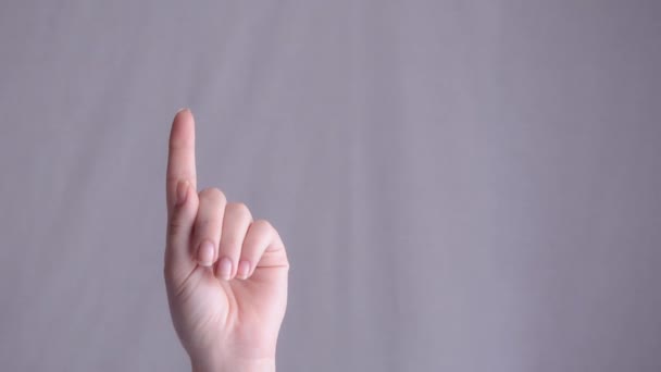 Close Mão Uma Mulher Contando Até Cinco Com Dedos Isolado — Vídeo de Stock