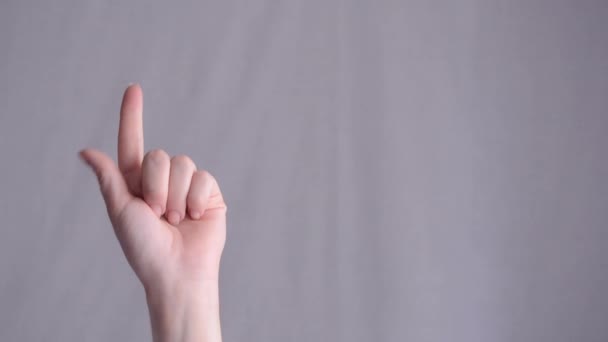 Close Mão Uma Mulher Contando Até Cinco Com Dedos Isolado — Vídeo de Stock
