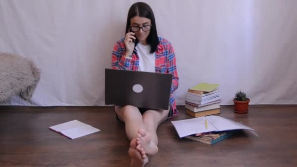 Молодая Женщина Занята Телефонным Звонком Выполняя Домашнюю Работу Ноутбуке Красивая — стоковое видео