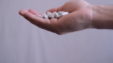 El ele tutuşan bir yığın hap. Tıbbi ilaçlar ve ilaç kavramı