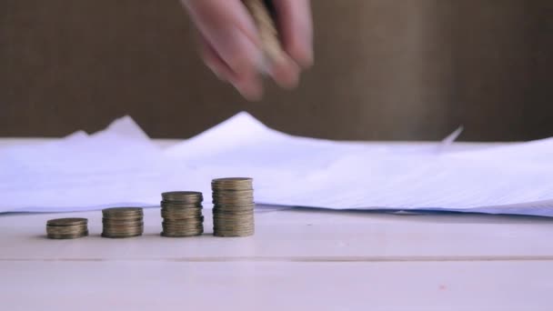 Close Dari Tangan Menempatkan Setumpuk Koin Atas Meja Menghemat Uang — Stok Video