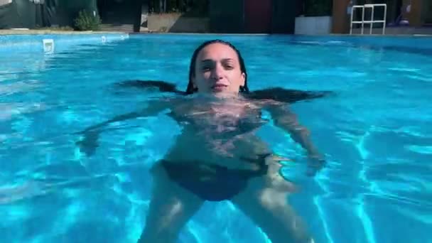 Attractive Brunette Hair Woman Jumping Out Water Pool Summer Vacation — Stockvideo