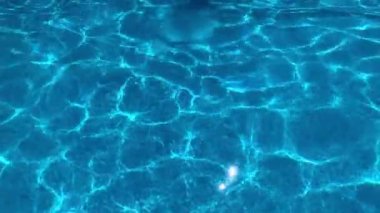 Kaplıca havuzunun dibindeki kadın gölge yansıması hareket eden eller. Tatil, tatil