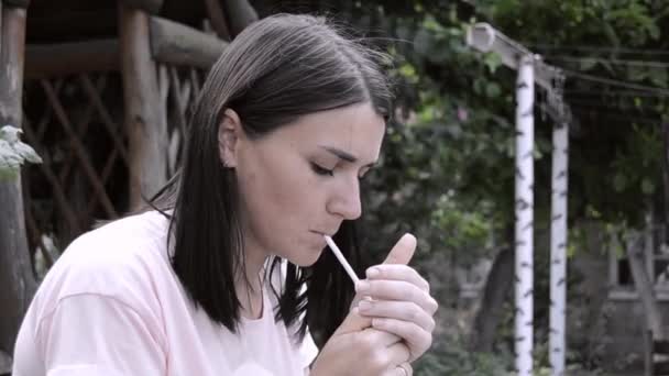 Молодая Привлекательная Женщина Курит Сигарету Открытом Воздухе Крупным Планом — стоковое видео