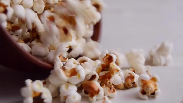Popcorn Bowl Розлитий Стіл Крупним Планом Постріл — стокове відео
