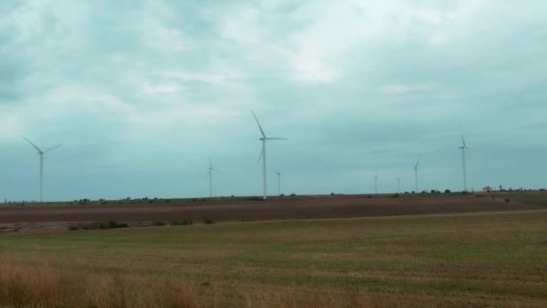 Вітрова Турбіна Обертається Навколо Полів Фермерів Похмуру Погоду Концепція Зеленої — стокове відео