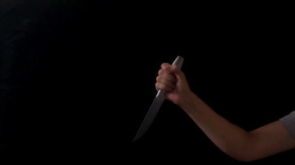 黒い背景にナイフを持った人間の手 女の手はナイフを持ってる 暴力の概念キッチンナイフで殺人 — ストック動画