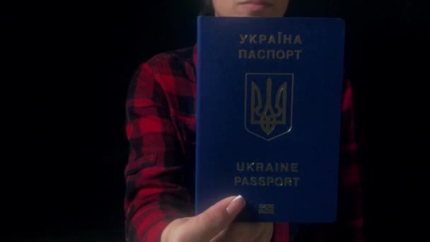 Женщина Держит Украинский Паспорт Черном Фоне Крупным Планом — стоковое видео