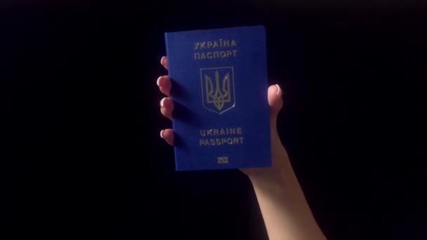 Weibliche Hand Hält Ukrainischen Pass Auf Schwarzem Hintergrund Nahaufnahme — Stockvideo