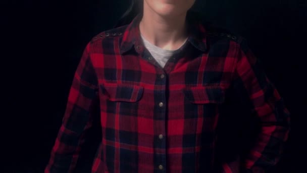 Portretul Unei Tinere Care Arată Semnul Degetului Mijlociu Fundal Negru — Videoclip de stoc