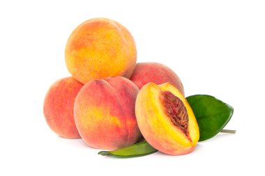 Beyaz zemin üzerinde yaprak izole şeftali meyvesi, Beyaz zemin üzerinde taze şeftali