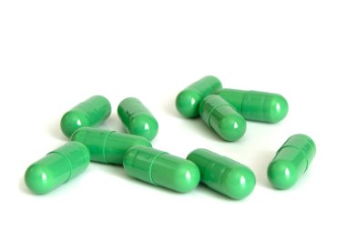 Beyaz arkaplanda izole edilmiş Heap Herb toz kapsüllerinin yakın plan görüntüsü