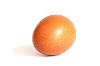 Beyaz arka planda tek kahverengi tavuk yumurtası.