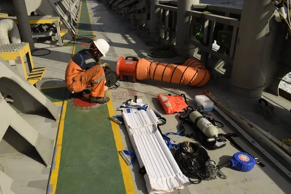 Ένα Μέλος Του Πληρώματος Του Πλοίου Οργανώνει Εξοπλισμό Διάσωσης Σύμφωνα — Φωτογραφία Αρχείου