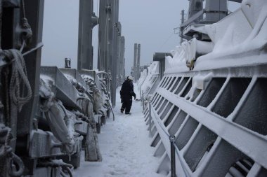 Bir geminin donmuş ön güvertesi.