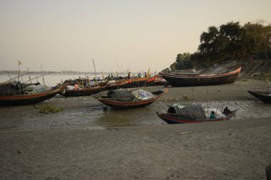 GARCHUMUK RIVERSIDE, BEST BENGAL, Hindistan - Şubat 12.2022: Geleneksel tekneler kavşakta nehir kıyısında karaya vurdu